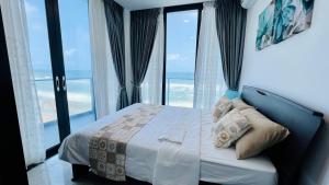 Un dormitorio con una cama con vista al mar. en Beachfront Colombo 03 Bed Apartment, en Colombo 94 fotos más