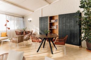 Un comedor con mesa y sillas en Apartamentos Moon Dreams Los Lentiscos, en Cala en Blanes 23 fotos más