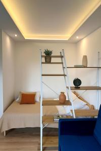 una camera con un letto a castello e una scala di Apartament PREMIUM Agashi - bardzo blisko Atlas Arena, Orientarium i ZOO, Aquapark Fala, Lotnisko Airport a Łódź