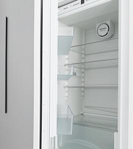 otwarte drzwi lodówki z zegarem w środku w obiekcie ЖК Atmosfera с парком на крыше в Аркадии w Odessie