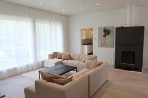 于韦斯屈莱VillaSafe的客厅里有一张沙发和一台电视