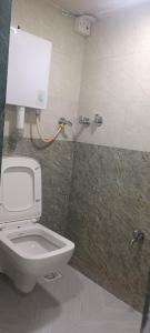 ムンバイにあるCST Dormitoryのトイレとシャワー付きのバスルーム +6枚の写真