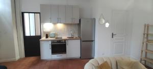 Il comprend une petite cuisine équipée d'un réfrigérateur et d'une cuisinière. dans l'établissement Authentique Bouquet, au Mans 9 autres photos