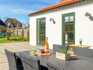 ロッケンにあるHoliday Home Gerd - 400m from the sea by Interhomeのパティオ(ボトル1本付)
