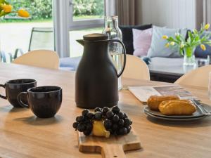 une table avec une cruche noire et une assiette de nourriture dans l'établissement Holiday Home Amiira - 500m from the sea by Interhome, à Gilleleje