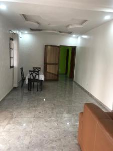 ロメにあるla Maison de rêve à Loméのテーブルと椅子のあるリビングルーム