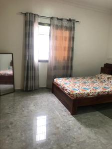 ロメにあるla Maison de rêve à Loméのベッドと窓のある寝室