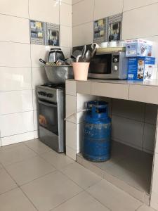 ロメにあるla Maison de rêve à Loméのキッチン(コンロ、シンク付きのカウンター付)