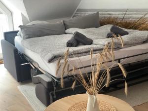 - un lit installé au-dessus d'une table dans une pièce dans l'établissement Im Bad, strandnah und zentral, à Sankt Peter-Ording