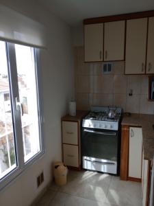 una cocina con estufa y ventana en TERREdO, en Neuquén