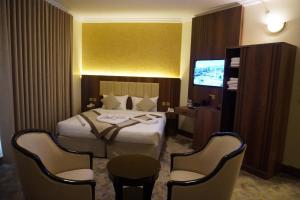 a hotel room with a bed and a table and chairs at Roaa Andalus in Al Madinah