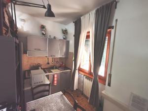 Kuchyň nebo kuchyňský kout v ubytování In the Heart of Rome