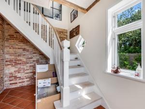 レムヴィーにあるApartment Kjeld - 6km from the sea by Interhomeの煉瓦の壁の家の階段 +21枚の写真