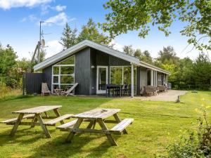 Κήπος έξω από το Holiday Home Ane - 800m from the sea by Interhome