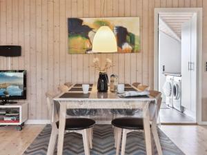 Μια τηλεόραση ή/και κέντρο ψυχαγωγίας στο Holiday Home Siggi - 800m from the sea by Interhome