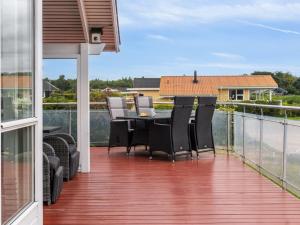 een terras met een tafel en stoelen op een balkon bij Holiday Home Annrike - 175m to the inlet by Interhome in Jægerspris