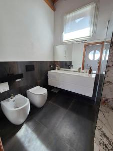 a bathroom with a tub and a toilet and a sink at Residenza Elena227 in Vicenza