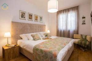 1 dormitorio con 1 cama grande y 1 silla en Sun Spalato Views en Split