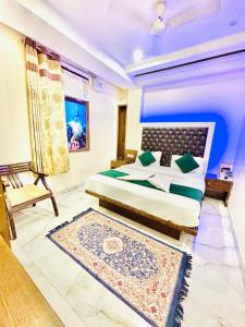 1 dormitorio con cama extragrande y alfombra en ERO By Family Hotels - Main Market New Delhi, en Nueva Delhi