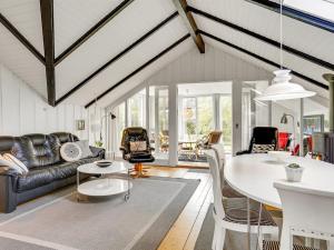 una sala de estar con un sofá y una mesa en Holiday Home Magnus - 250m to the fjord by Interhome, en Esbjerg