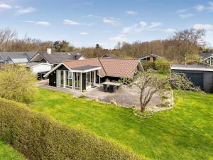 una casa con un gran patio con una casa en Holiday Home Magnus - 250m to the fjord by Interhome, en Esbjerg