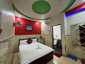 a bedroom with a bed and a bathroom with a shower at Khách Sạn Thu Hà in Ho Chi Minh City