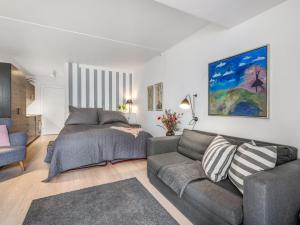 ヘルシンゲルにあるApartment Epiphania - 130m from the sea by Interhomeのソファとベッドのあるリビングルーム