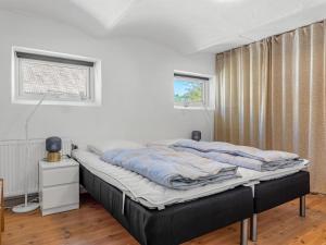 Ένα ή περισσότερα κρεβάτια σε δωμάτιο στο Holiday Home Ilsebeth - 400m from the sea by Interhome