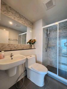 Un baño con inodoro, lavabo y ducha. en Life city 1, en Bang Chak