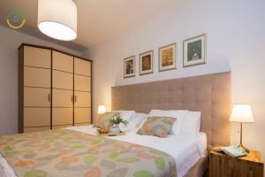una camera da letto con un grande letto con una grande testiera di Sun Spalato Views a Spalato (Split)