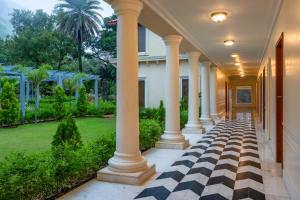 O grădină în afara Radisson Resort Mount Abu