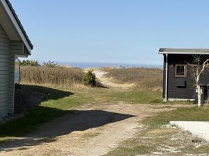 Store FugledeにあるHoliday Home Saija - 100m from the sea by Interhomeの家並み未舗装道路