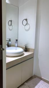 un baño con lavabo y espejo en Suite Condominio Castilla, en Santa Cruz de la Sierra