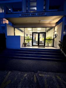 Un edificio con entrada a una cancha del National Hall. en 2 Bedroom flat with King beds, en Hendon
