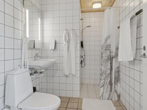 Un baño blanco con inodoro y lavabo. en Apartment Felicia - 200m from the sea by Interhome, en Neksø 14 fotos más