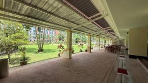 un couloir vide d'un immeuble avec vue sur un parc dans l'établissement Palace - Spacious 1 bedroom Condo with shared Pool, à Patong Beach