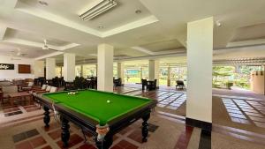 - une table de billard dans une grande pièce avec un billard dans l'établissement Palace - Spacious 1 bedroom Condo with shared Pool, à Patong Beach