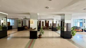 un hall d'entrée avec des plantes en pot dans un immeuble dans l'établissement Palace - Spacious 1 bedroom Condo with shared Pool, à Patong Beach