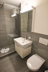 Ένα μπάνιο στο Apartment La Prada Wohnung 119 by Interhome