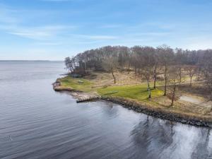 une île au milieu d'une masse d'eau dans l'établissement Holiday Home Tosti - 180m to the fjord by Interhome, à Roslev