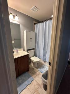 Ένα μπάνιο στο Cozy 4 bedroom home with Greenbelt views in Oak Point