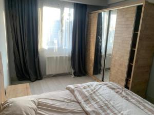 a bedroom with a bed and a window at Modern & Fully Equipped flat in Safi