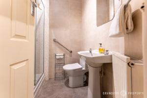 Bilik mandi di The Cransley by Grandeur Property