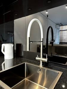 kuchnia ze zlewem i kranem w obiekcie ЖК Atmosfera с парком на крыше в Аркадии w Odessie +33 zdjęcia