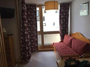 a living room with a couch and a window at Ski en 5 secondes! in Val Cenis