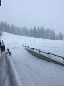 two people skiing down a snow covered slope at Ski en 5 secondes! in Val Cenis