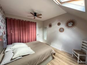 Ένα ή περισσότερα κρεβάτια σε δωμάτιο στο Gîte cosy tout confort - Le palmier