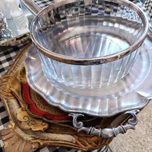 un bol en verre posé sur une assiette, elle-même posée sur une table dans l'établissement Brockwood Manor Tea House - Valdilana, à Valle Mosso