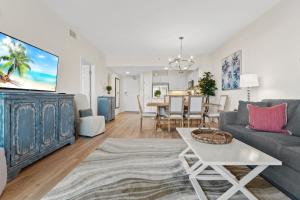 TV a/nebo společenská místnost v ubytování 5 Star Resort 6th fl 2BR 2 BATH King Suite Shuttle Pools Family