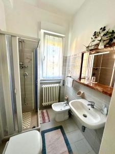 ein Badezimmer mit Waschbecken, Toilette und Dusche in der Unterkunft Domus Eleonora tra Laghi e Malpensa MXP in Sesto Calende